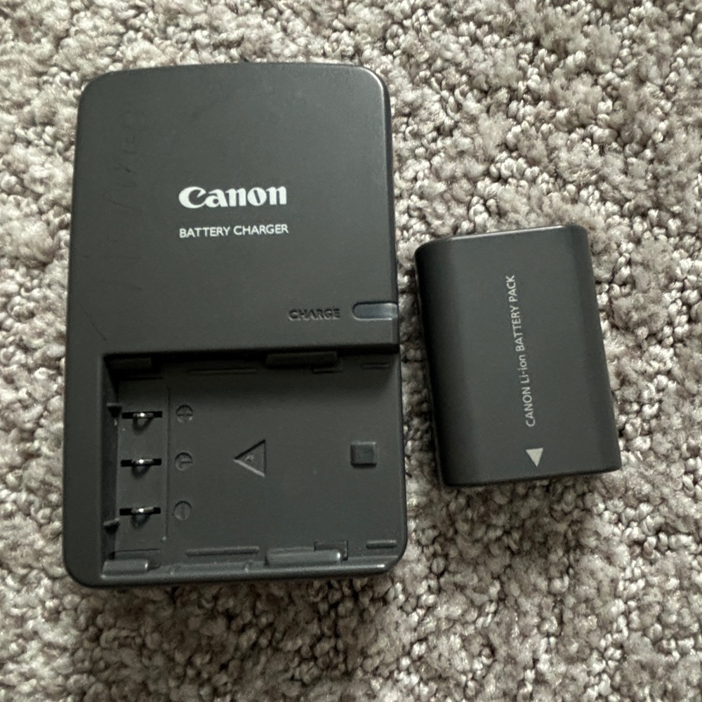 Canon CB-2LW Battery Charger (Black)